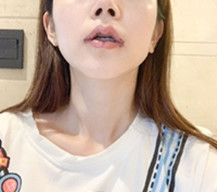欣赏自己的嘴唇