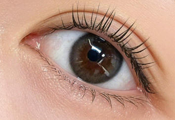 整个人自信了不少，拍照时也能大方地直视镜头